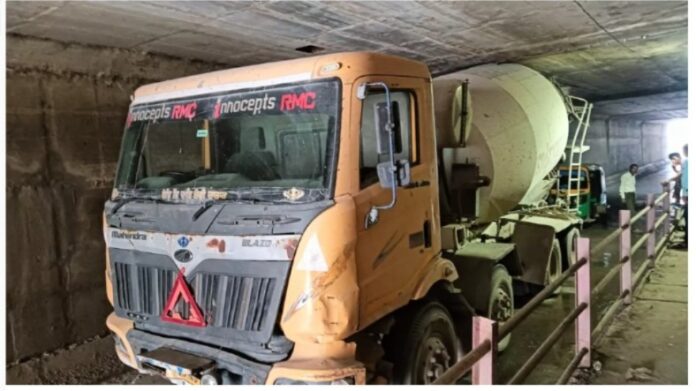 Concrete Mixer Truck Stuck Faridabad Traffic Jam